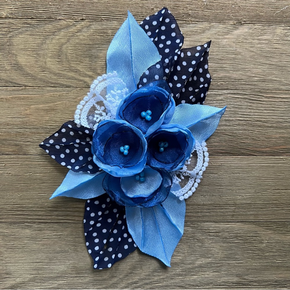 SOLD• Flower Pin - Picture 3 of 3